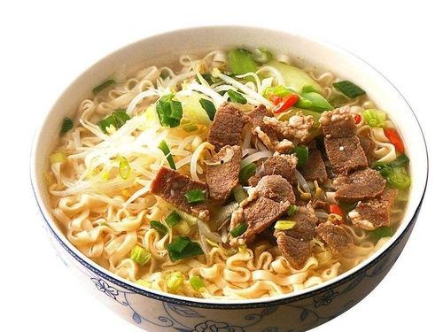 小马吃矮瓜丝捞面条,矮瓜丝捞面条的诱人滋味